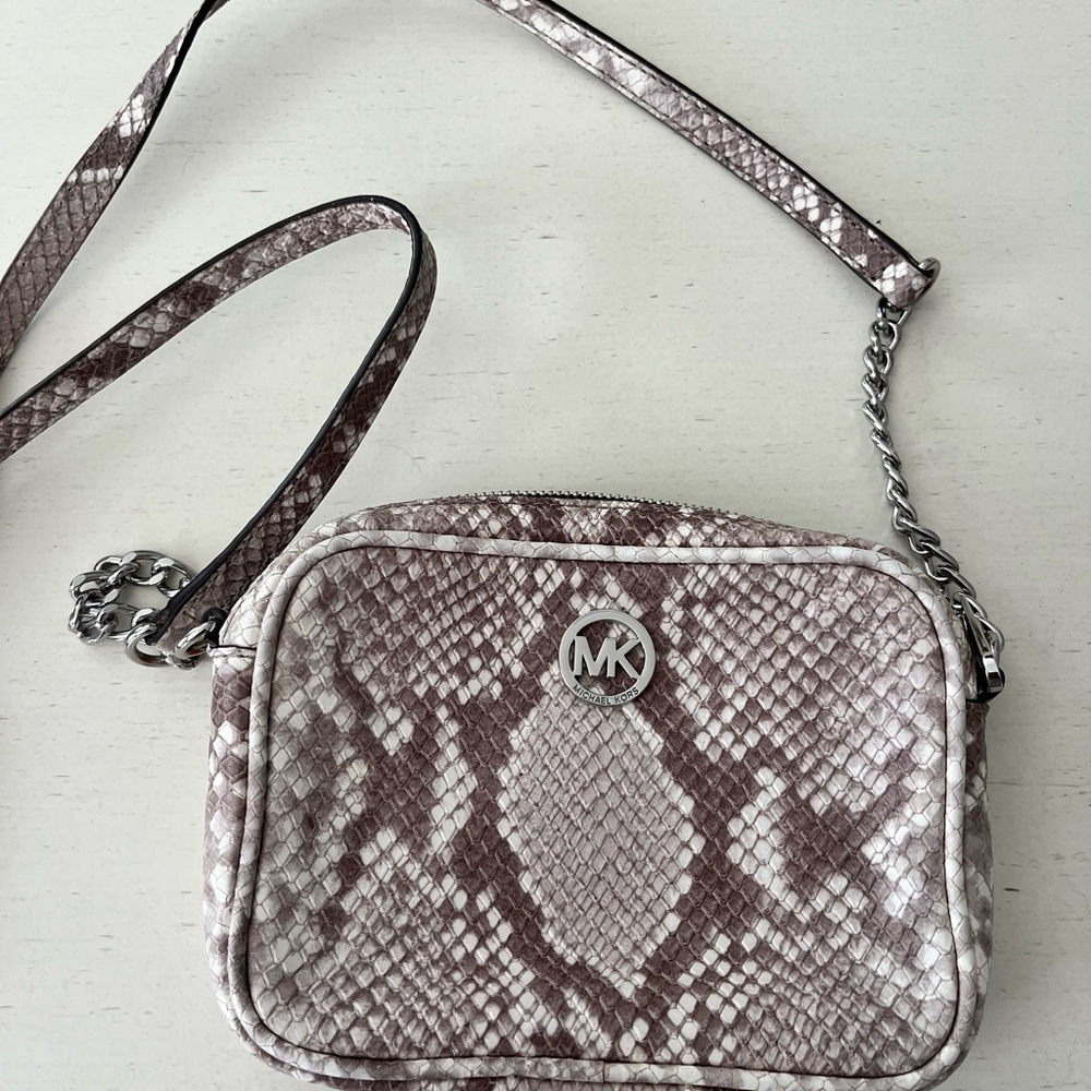 Michael Kors crossbody size 3x5